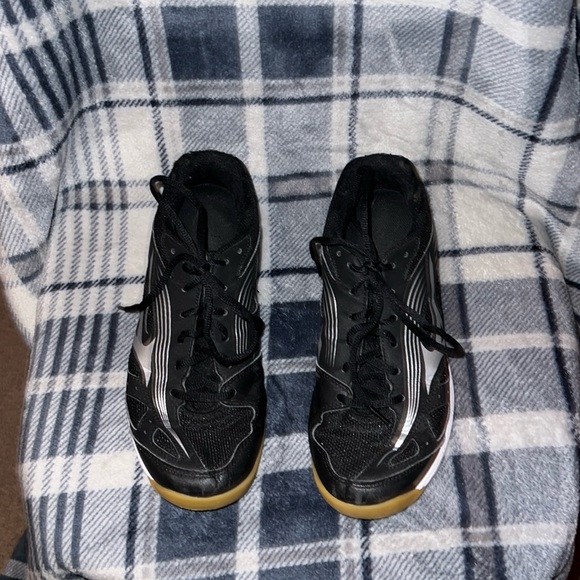 Mizuno Volleyball Shoes - Picture 1 of 3